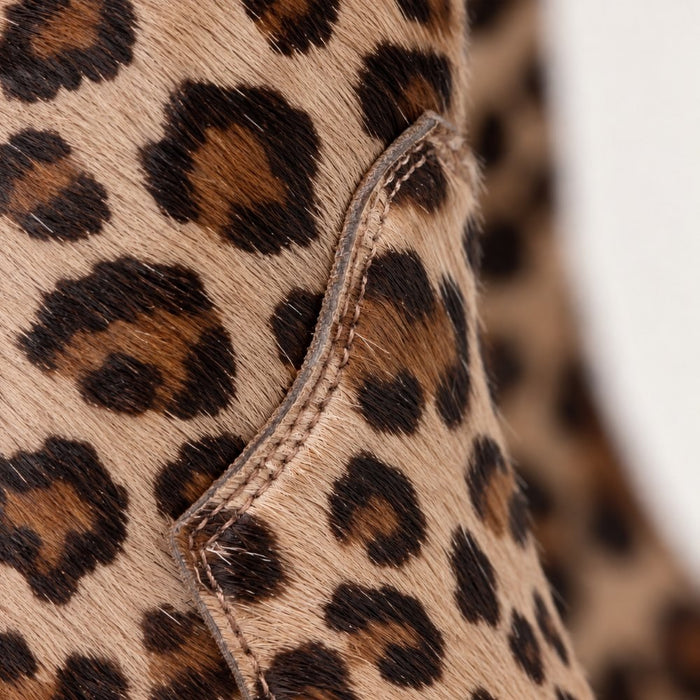 Cuciture fatte a mano sul cavallino leopardato